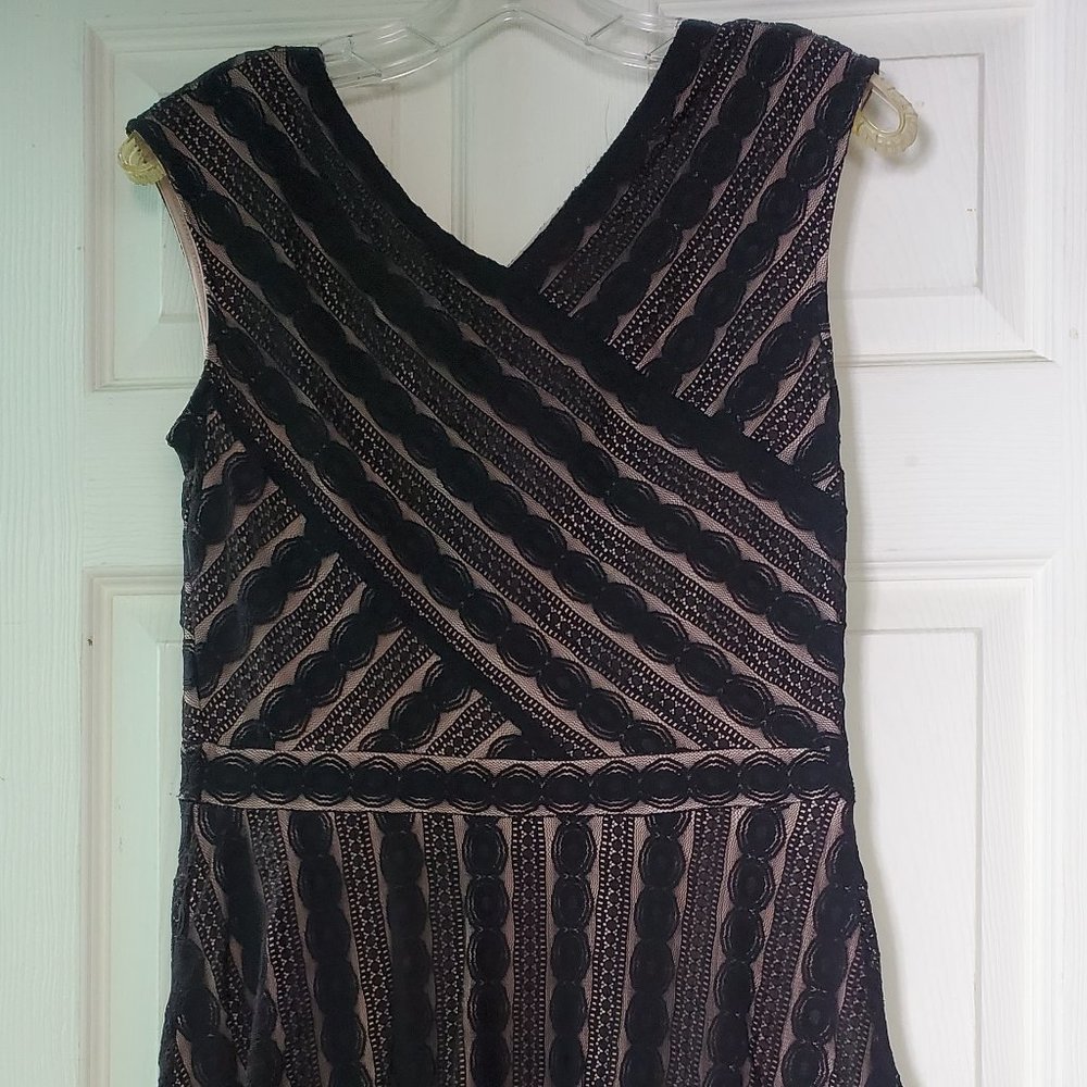 Signature Harper Knee Length Black Lace/Nude Dress, size 6